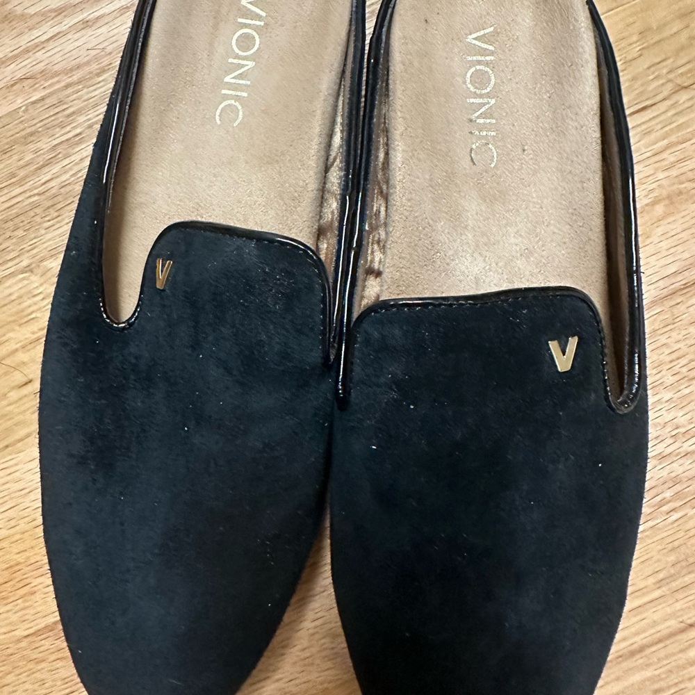 Vionic Black Loafers with Moccasin Stitching